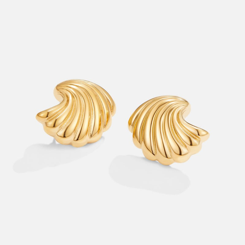 Sophie – Boucles d’oreilles dorées a forme de coquillage.