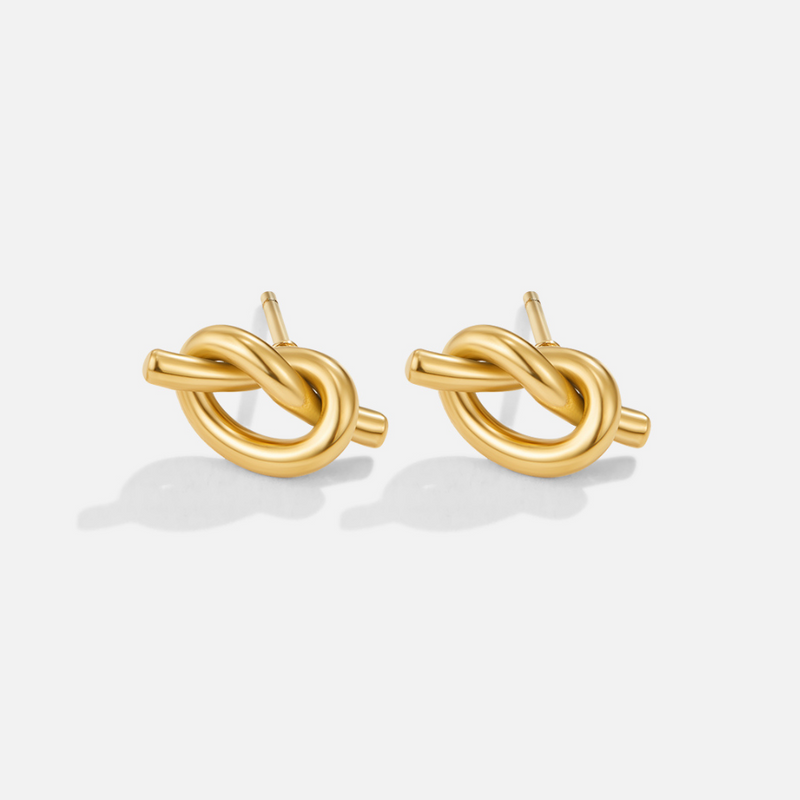 Margaux – Boucles d’oreilles dorées dalla forme tressée.