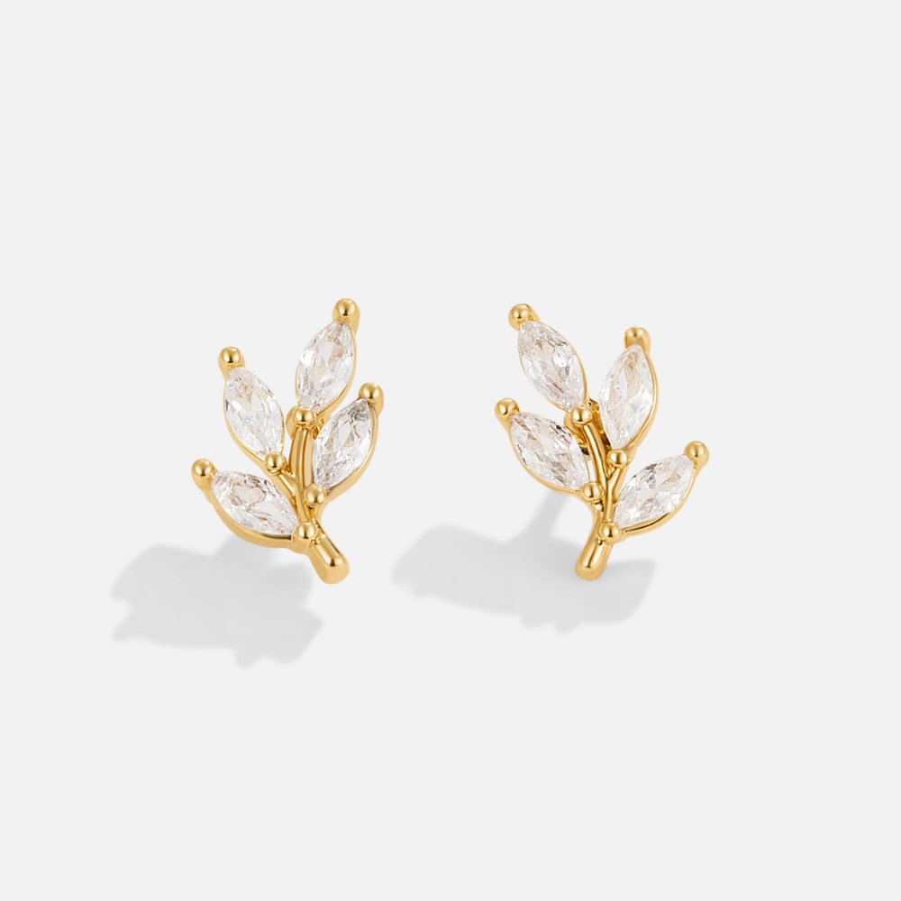 Zoé – Boucles d’oreilles dorées avec détail feuille.