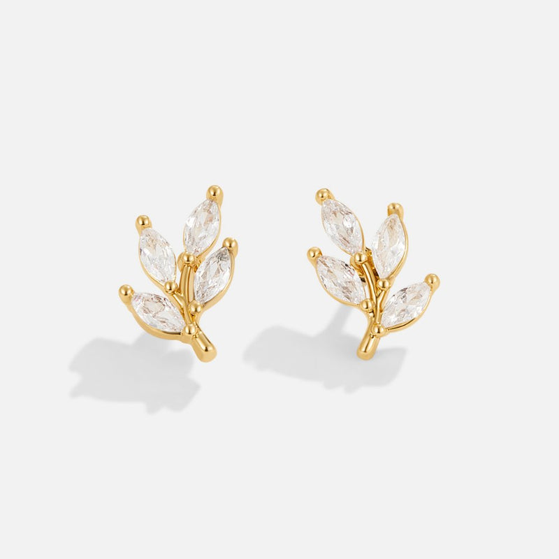 Zoé – Boucles d’oreilles dorées avec détail feuille.