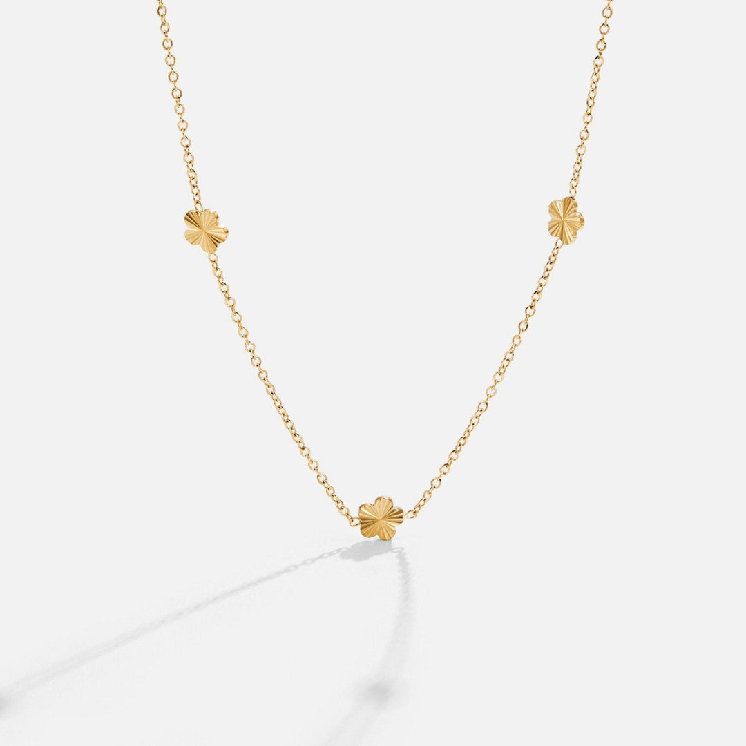 Catherine – Un collier aux délicats accents de couleur