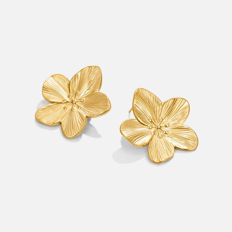 Madeleine – Boucles d’oreilles dorées a forme de fleur.