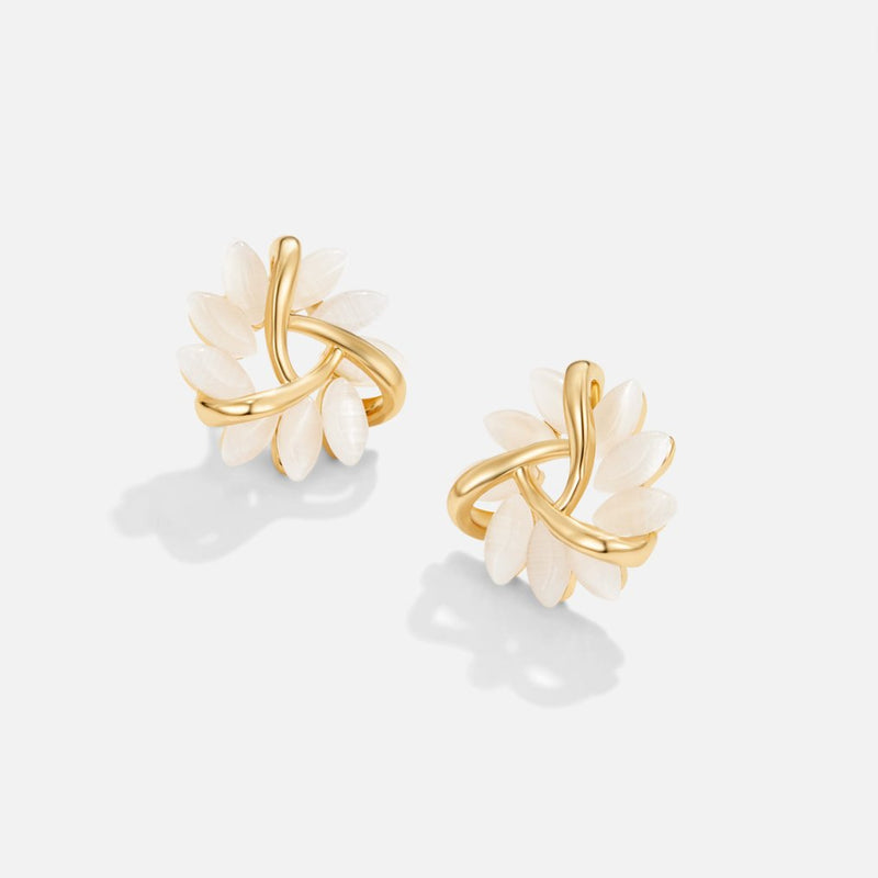 Léa – Boucles d’oreilles dorées avec détails floraux.