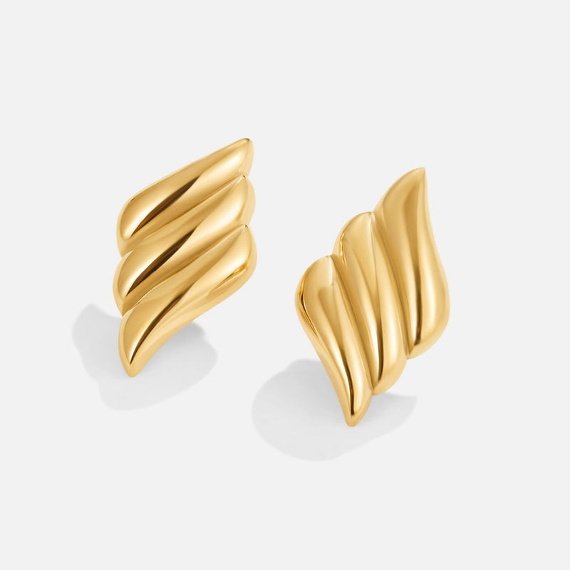 Camille – Boucles d’oreilles dorées avec structure ondulée.