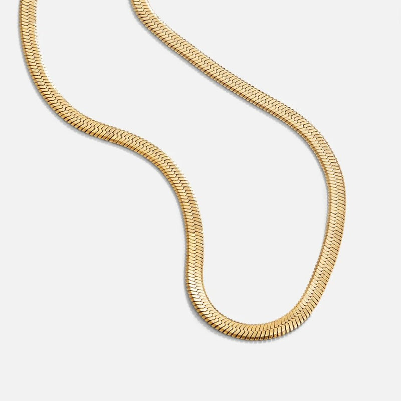 Marie – Un collier en or délicatement courbé