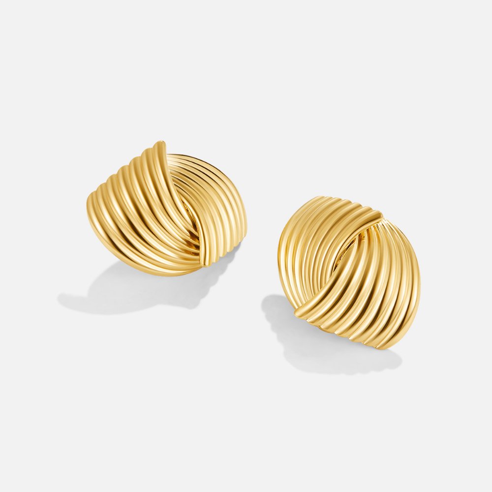 Anaïs – Boucles d’oreilles dorées avec structure en éventail.