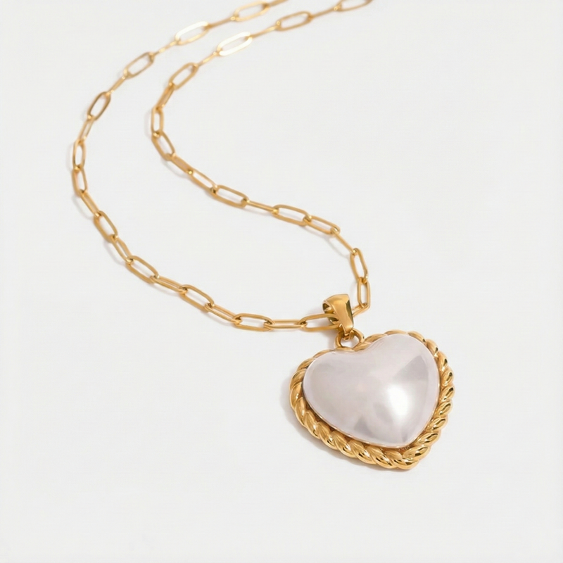 Victoire – Collier en or avec un élégant pendentif